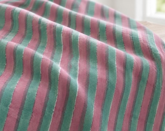 Tela de algodón estampada a mano con bloques de madera en tonos rosa y menta, ideal para el verano. Bandas de dos colores. Tela india. Se vende cortada a medida para camisas de playa y manualidades.