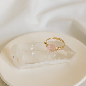 Anillo de cuarzo rosa delicado - Anillo de oro rosa - Anillo de cristal de amor - Joyería hipoalergénica para uso diario - Regalo sencillo y atemporal para ella