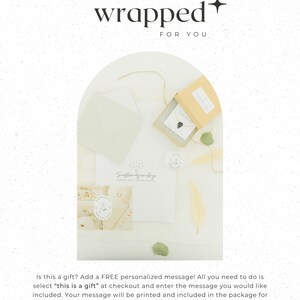Puede incluir: Una presentaci&oacute;n de regalo bellamente envuelta con un collar en una caja peque&ntilde;a, papeler&iacute;a y elementos decorativos. El texto "BEAUTIFULLY wrapped FOR YOU" se muestra en la parte superior. La imagen incluye el texto "Is this a gift? Add a FREE personalized message!"