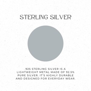 Puede incluir: La imagen muestra el texto "STERLING SILVER" sobre un c&iacute;rculo gris. Debajo, el texto dice: "925 STERLING SILVER IS A LIGHTWEIGHT METAL MADE OF 92.5% PURE SILVER. IT'S HIGHLY DURABLE AND DESIGNED FOR EVERYDAY WEAR."
