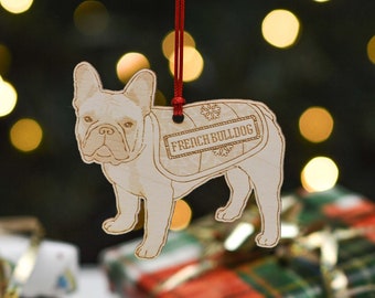 Puede incluir: Un adorno de madera con forma de Bulldog Francés con una cinta roja. El adorno tiene el texto "French Bulldog".