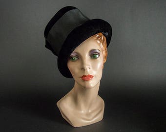 Sombrero vintage de los años 60, impresionante sombrero de terciopelo negro con lazo grande, sombrero retro de terciopelo negro de los años 60, sombrero de cóctel de los años 60 con lazo "Jackie O", sombrero llamativo de los años 60