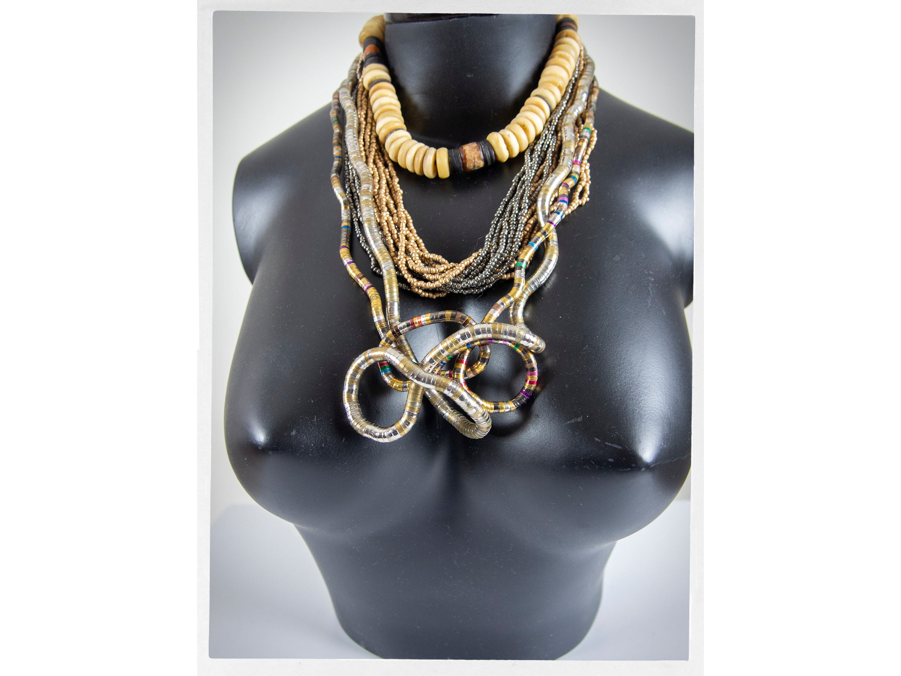 Collana importante in bianco e nero per donna, collana robusta fatta a mano in stile boho chic per donna, elegante bigiotteria boho per donna - Italia