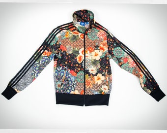 Retro Style Adidas, Track Jacket, Adidas Track Jacket, Paisley Floral Adidas, Boho Fashion, Adidas Fashion, Skater Fashion, Jardim Agharta