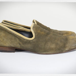 Puede incluir: Un par de mocasines de ante verde con suela de cuero marr&oacute;n claro y ribete crema.