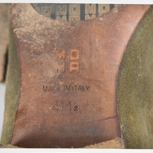 Puede incluir: Primer plano de la suela de un zapato de ante verde con suela de cuero marr&oacute;n. La suela est&aacute; estampada con el texto "Made in Italy" y la talla "41 1/2".
