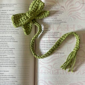 Crochet bow bookmark for bible| bible bookmark| gifts for Christian women, bookmark for bible, aesthetic bible bookmark, girly aesthetic