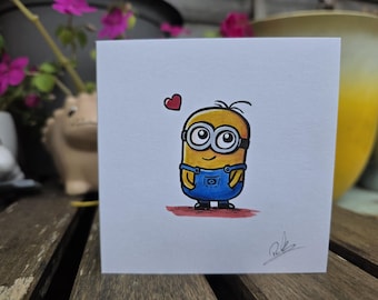 Op de afbeelding: Handgetekende wenskaart met een cartoon Minion-personage. De Minion is geel met een grote bril, draagt een blauwe overall en een rood hart boven zijn hoofd. De kaart is rechtsonder gesigneerd.