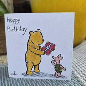 Handgezeichnete Geburtstagskarte für den klassischen Pooh Bär und Ferkel