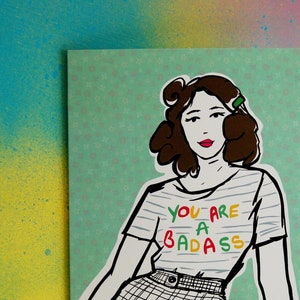 Carte de femme badass, vous êtes une carte de voeux de badass, carte de motivation inspirante mettant en vedette une fille rockabilly, carte édifiante de femme forte