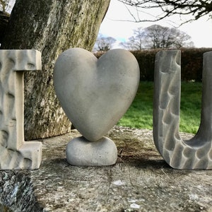 I "corazón" U - Te amo conjunto de corazón y letras Adorno de jardín de piedra