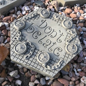 Alice in Wonderland &#39;Don&#39;t Be Late&#39; Stepping Stone Insect Drinker Stone Garden Ornament
