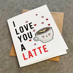 Jolie carte de Saint-Valentin avec jeu de mots café kawaii - Je t'aime un latte - Jolie carte de Saint-Valentin pour les amateurs de café - calembour drôle