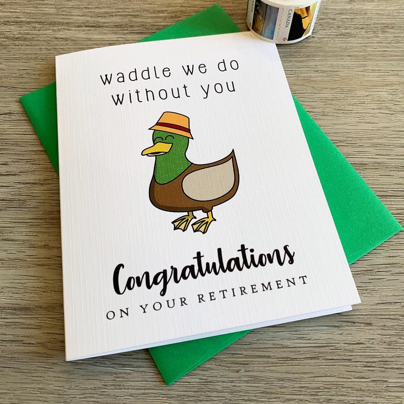 Pu&ograve; includere: Un biglietto di auguri bianco con una busta verde. Il biglietto presenta un'anatra dei cartoni animati con un cappello, con il testo "waddle we do without you" e "Congratulazioni per la tua pensione."