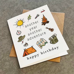 Carte d'anniversaire de camping - Une autre année, une autre aventure - Carte de voeux sur le thème de la randonnée pour couple ou amateur de camping
