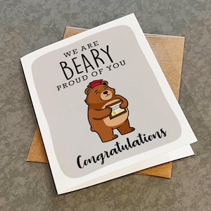 Nous sommes Beary fiers de vous, carte de félicitations ours mignon pour fils ou fille, carte de voeux de remise des diplômes 2025 sur le thème des animaux adorables