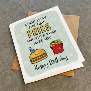 Carte d'anniversaire cheeseburgers et frites, voeux d'anniversaire sur le thème des gourmets, regard passer le temps frites, adorable carte d'anniversaire pour fils ou fille
