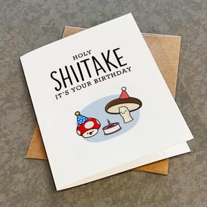 Carte d'anniversaire champignon pour chef - Carte de voeux d'anniversaire blague papa punny pour fils - Saint shiitake c'est votre anniversaire - carte de voeux A2 blanc mat