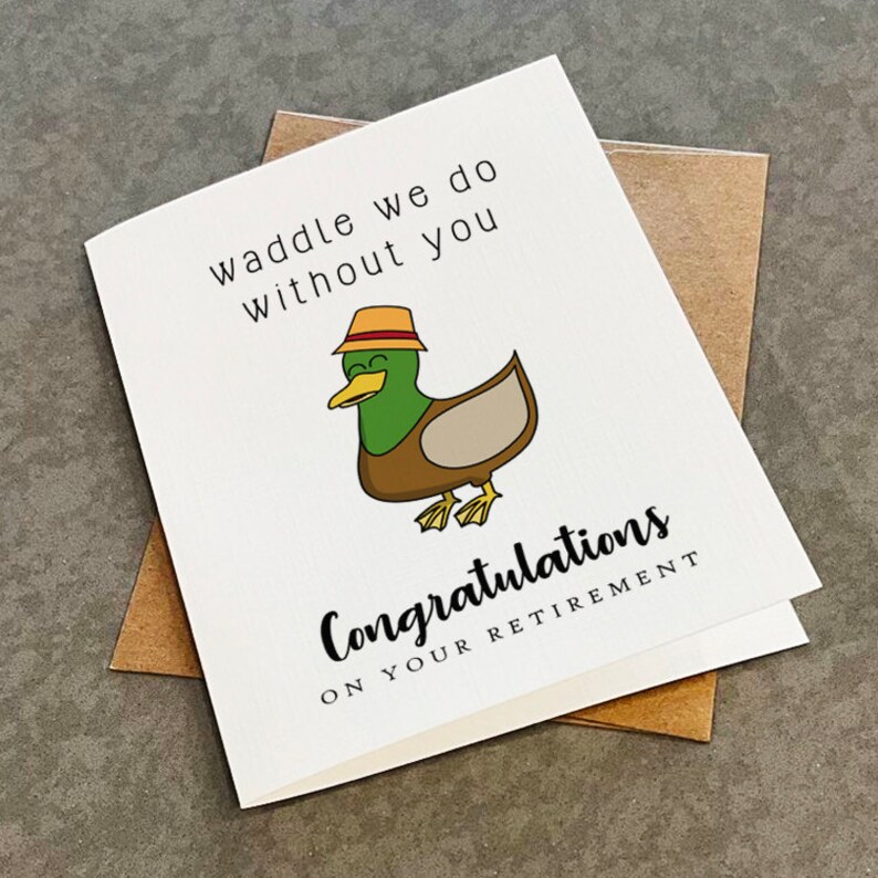 Pu&ograve; includere: Biglietto di auguri bianco con un'anatra dei cartoni animati con un cappello. Il biglietto recita "waddle we do without you" e "Congratulations on your retirement". Il biglietto &egrave; all'interno di una busta marrone.