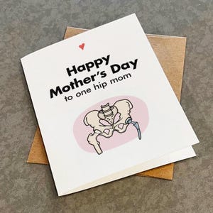 Une carte de fête des mères, une carte de voeux de fête des mères au fromage pour grand-mère, une jolie carte de voeux de chirurgie de la hanche pour grand-mère