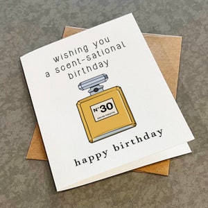 Une carte d'anniversaire parfumée - voeux d'anniversaire personnalisé avec illustration d'une bouteille de Cologne, carte de voeux parfumée à thème pour elle
