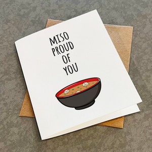 Tellement fier de vous - carte de remise des diplômes mignonne et simple - soupe miso japonaise - blague de jeu de mots