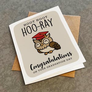 Adorable carte de remise des diplômes Hoot Hoot Hoo-Ray pour nouvel étudiant, mignon animal sur le thème des félicitations pour sa fille ou son fils