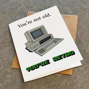 Carte d'anniversaire drôle d'ordinateur rétro, voeux d'anniversaire sur le thème des années 90 pour un vieil ami, collègue, patron ou employé