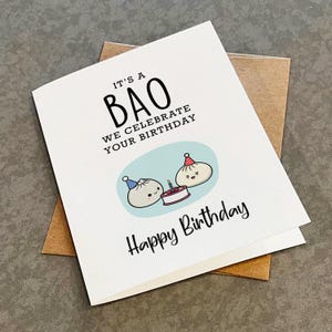 Carte d'anniversaire drôle Bao - C'est l'heure où nous vous célébrons - Jolie carte de voeux asiatique avec petit jeu de mots - Belle carte d'anniversaire pour fille