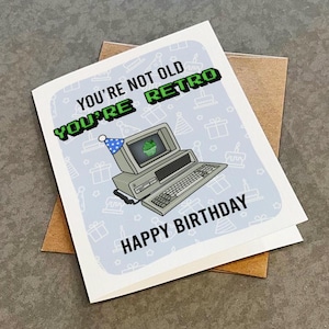 Vous n'êtes pas vieux, vous êtes rétro - Ordinateur de bureau à l'ancienne - Programmeur informatique pour cartes d'anniversaire amusantes