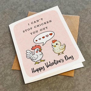Jolie carte de Saint-Valentin coq et poule - I Can't Stop Chicken You Out - drôle de voeux pour la Saint-Valentin pour femme - carte du jour V sur le thème des animaux
