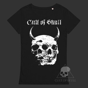 Puede incluir: Camiseta negra con un gr&aacute;fico blanco de una calavera con cuernos y el texto "Cult of Skull".