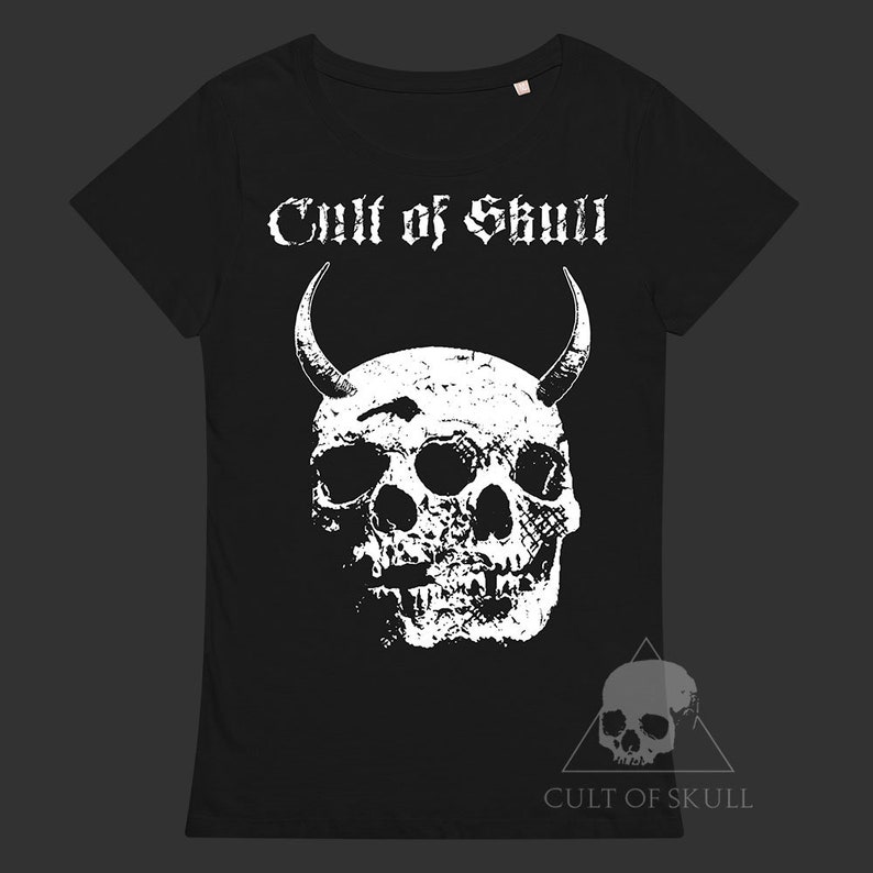 Puede incluir: Camiseta negra con un gr&aacute;fico blanco de una calavera con cuernos y el texto "Cult of Skull".
