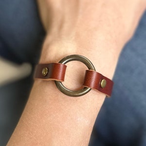 Brons O-ring och brunt läderarmband: Antik mässing och kastanjebrun manschett