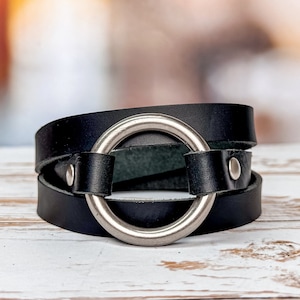 ブラックレザー + マットニッケルフープラップブレスレット | 刻印入り O リングカフ | 女性と男性のためのハンドメイドジュエリー