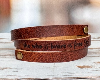 Pulsera de cuero triple personalizada con remaches: 17 colores disponibles.