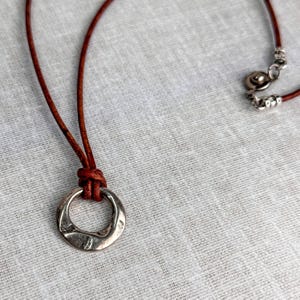 Collier pendentif cordon en cuir | Focale moderne en argent martelé | Bijoux personnalisés pour femme et homme