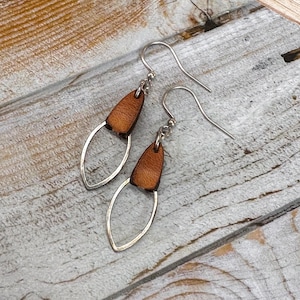 レザーダングルイヤリング：シルバージオメトリックドロップ - パーソナライズされた職人のジュエリー