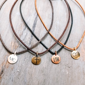 Collar con colgante grabado personalizado con círculo bohemio moderno / Regalo de joyería de cuero personalizado