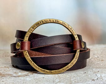 Pulsera minimalista de cuero: brazalete martillado con aro en 17 colores