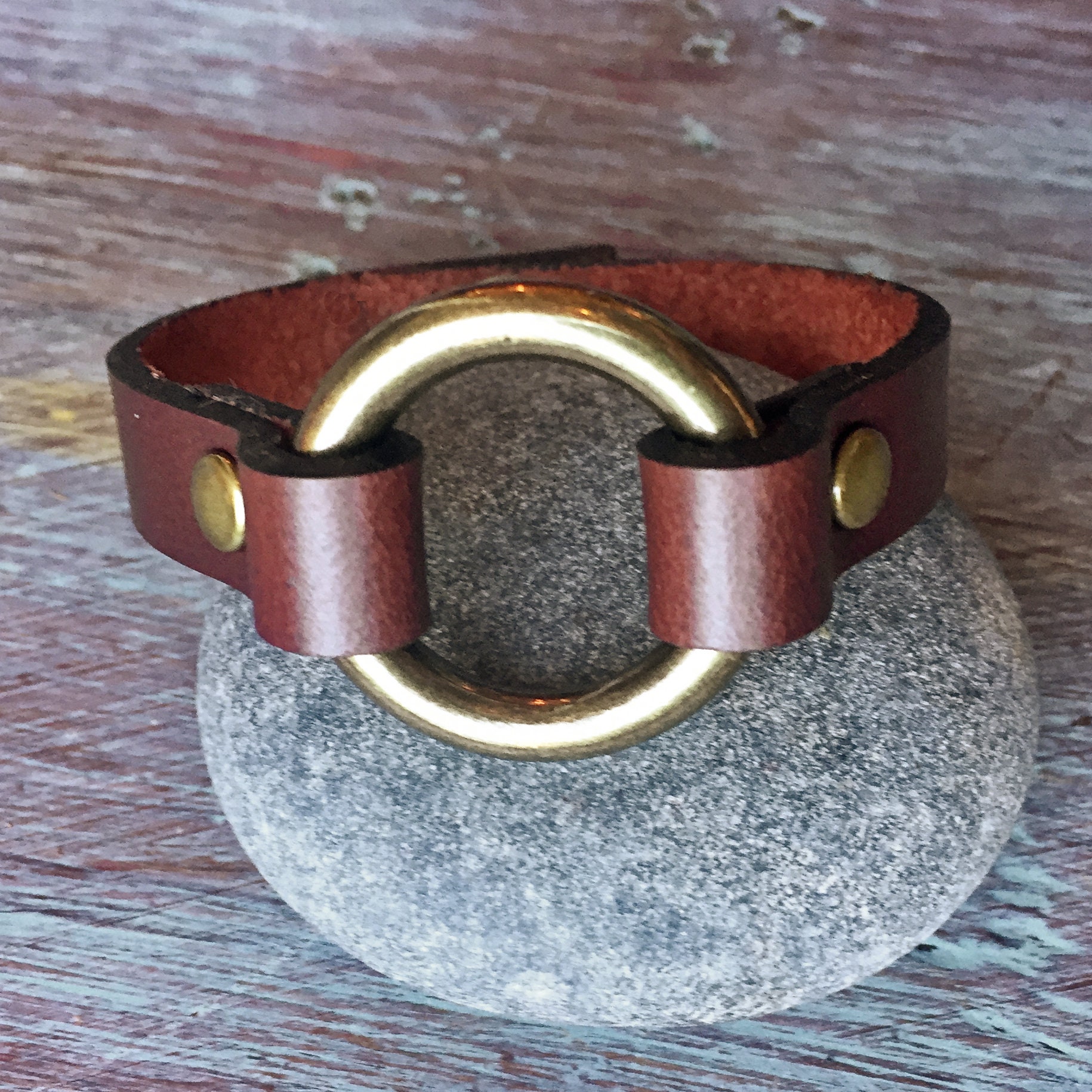 Ring Manschetten Armband aus Leder: Minimalistischer Schmuck