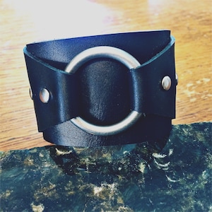 ユニセックス ワイド レザー カフ - ブラックとマットニッケル ブレスレット - 女性と男性向けのパーソナライズされたジュエリー