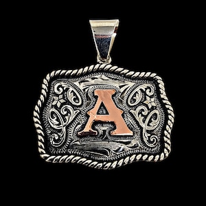 Collar con mini hebilla artesanal. Grabado a mano. Elige tu inicial de cobre. Cadena incluida. Evita mojarlo.