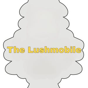 Peut inclure: Un d&eacute;sodorisant gris clair en forme d'arbre avec le texte "The Lushmobile" en jaune. Le d&eacute;sodorisant a un trou en haut pour l'accrocher.