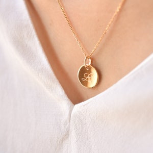 Collier Personnalisé Femme initiale, Pendentif Personnalisé, Médailles Gravées Prénoms Femme, Cadeau Noël Personnalisé Femme, Maman, Mamie