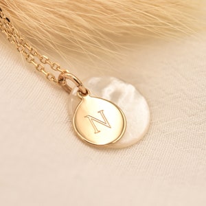 Medalla personalizada y collar de nácar para mujer, Fecha de joyería personalizada, Inicial, Collar de nacimiento, isabelle b, joyería isabelle