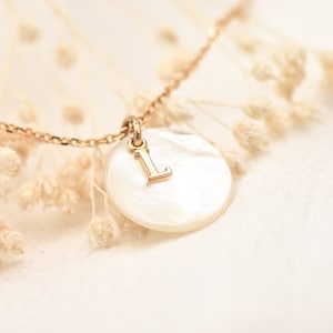 Collar personalizado de nácar e inicial de mujer - Collar de letras, nombre - Joyería mamá, hija, bff, madrina, despedida de soltera, isabelle b, isabellebshop