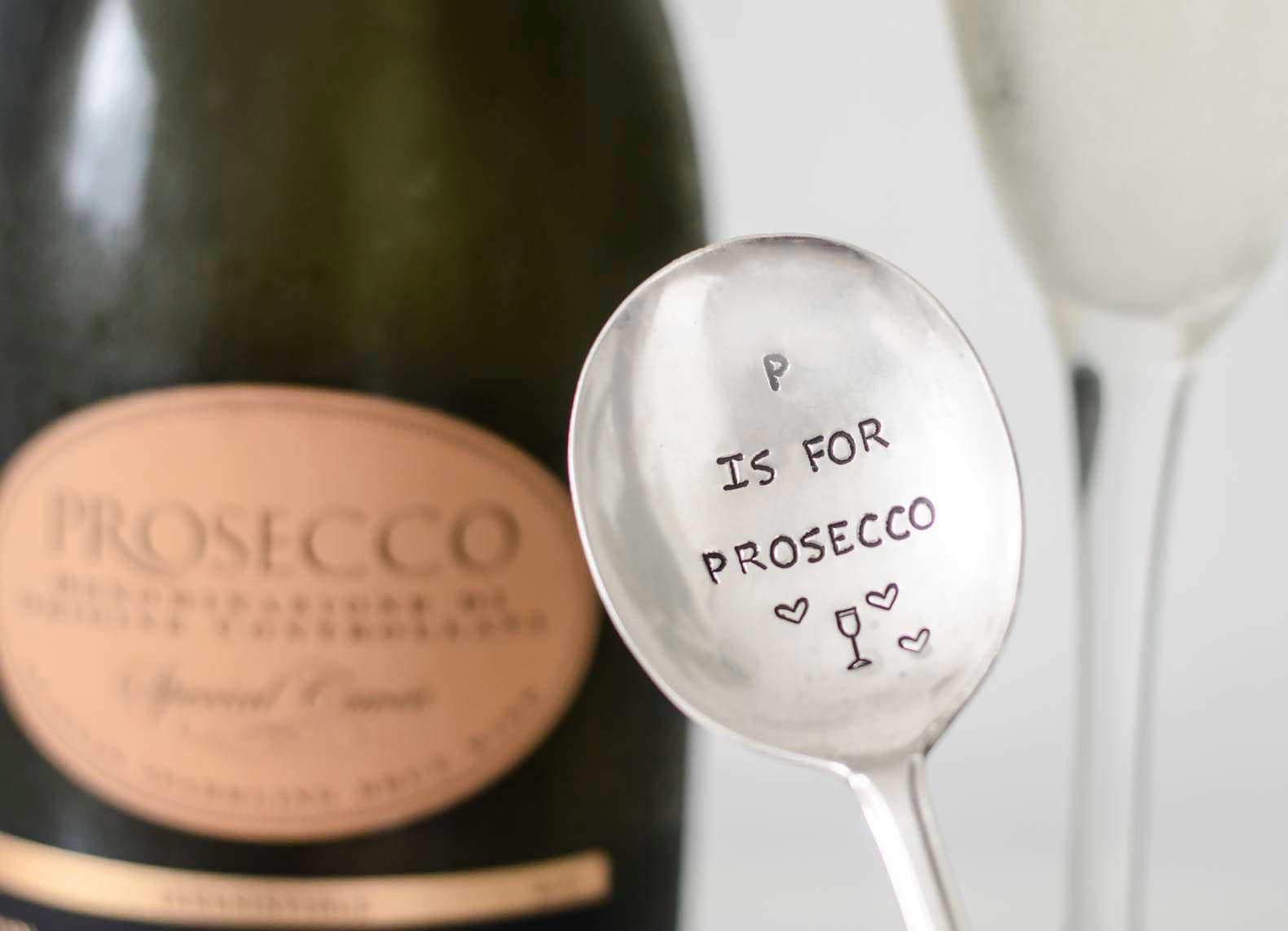 Просекко в постели. Просекко спуманте экстра сух. Просекко шампанское extra dry luna. Prosecco extra dry 2019. Ложка в шампанское.