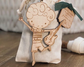 Gepersonaliseerde baby of kind Rockstar Boy kerstornament | Rockstar houten ornament | Aangepaste ornament gepersonaliseerd met naam en jaar