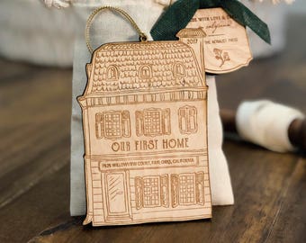 Gepersonaliseerde eerste huis kerstornament | Houten ornament | Gepersonaliseerd met adres en jaartal